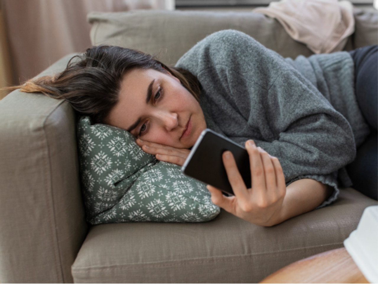 Doomscrolling Bikin Lelah? Ini Cara Menenangkan Diri dengan Sensory Healing | Toko Psikologi