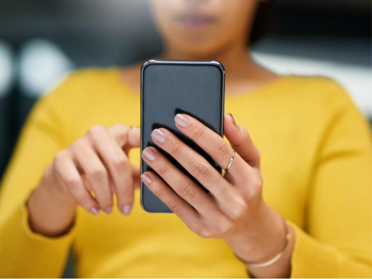 Scroll Terus, Cemas Terus: Saatnya Beralih ke Sensory Healing - Article | Toko Psikologi